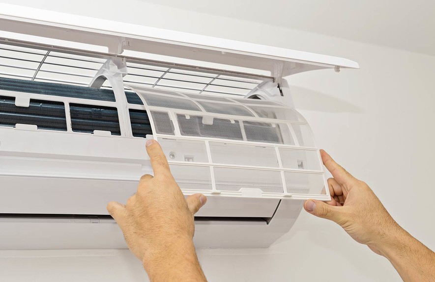 Nettoyage et contrôle des filtres de climatisation – entretien clim à Fréjus